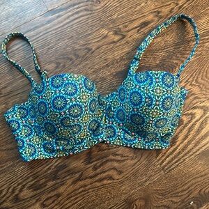 Bikini top with removable straps